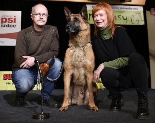 Ocenění v kategorii Záchranný čin služebních a záchranářských psů získal kříženec War. Na snímku jsou policejní kynolog Luboš Šmolík (vlevo) a herečka Bára Štěpánová, která cenu předala.