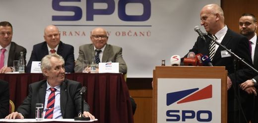 Prezident Miloš Zeman (vlevo dole) a nový předseda strany SPO Lubomír Nečas (vpravo).