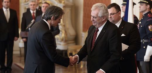 Ministr zahraničí Martin Stropnický (vlevo) a prezident republiky Miloš Zeman.