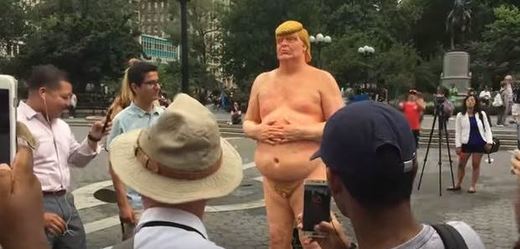 Socha nahého Trumpa jde do aukce.
