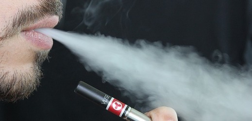 Kouření e-cigaret je méně škodlivé než kouření klasických cigaret, říkají v Anglii.