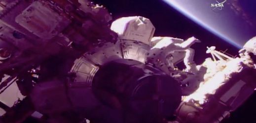 Dvojice astronautů provedla menší opravy vně ISS.)