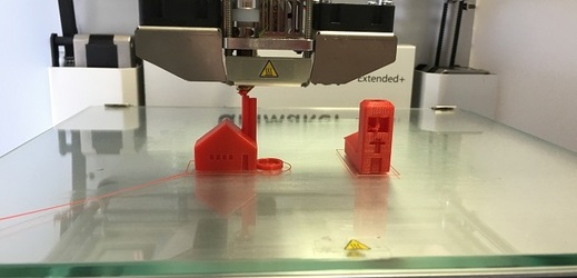 Mezi přístroje, jimiž by měla být laboratoř vybavena, by měla patřit například laserová řezačka či 3D tiskárna (ilustrační foto).