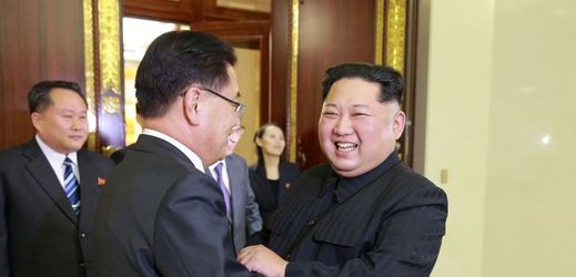 Severokorejský vůdce Kim Čong-un (vpravo) a jihokorejský ředitel pro národní bezpečnost Chung Eui-yong.