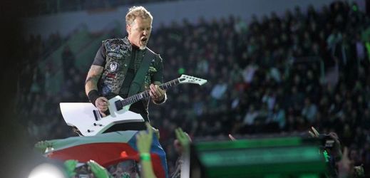 Metallica při koncertě v Edenu 2012. Na snímku lídr kapely James Hetfield.