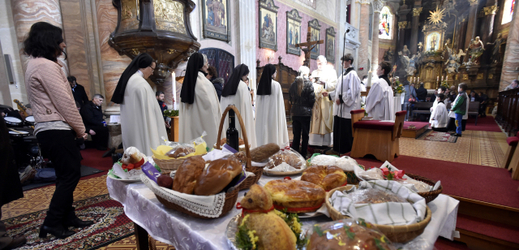 V některých farnostech se v neděli světí velikonoční pokrmy, například beránci a mazance.