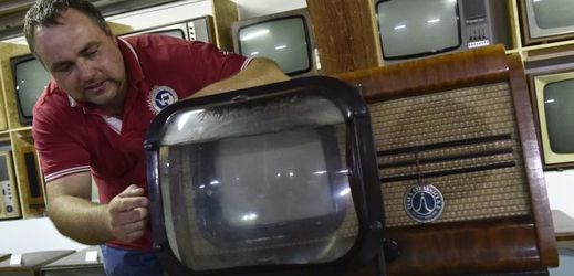 Majitel muzea Lukáš Fajtl ukazuje unikátní televizi s lupou, která se plnila vodou.