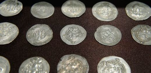 Mince pocházející z roku 35 př.n.l. vystavené na výstavě Hedvábná cesta ve Vlastivědném muzeu.