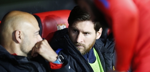 Fotbalista Lionel Messi na lavičce Barcelony.