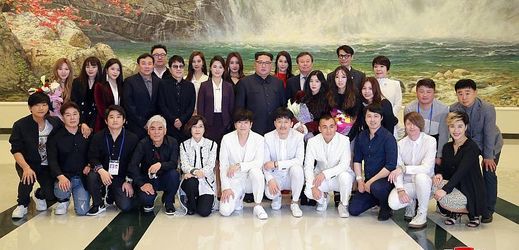 Vůdce KLDR Kim Čong-un (uprostřed) s manželkou mezi jihokorejskými umělci. 