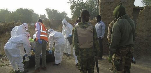 Nigerijské záchranné jednotky na místě sebevražedného útoku, který se v únoru odehrál ve městě Maiduguri.