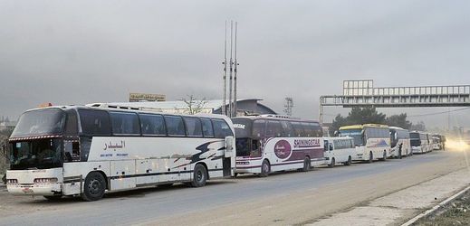 Autobusy s rebely odjíždějí z oblasti východní Ghúty.