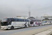 Autobusy s rebely odjíždějí z oblasti východní Ghúty.