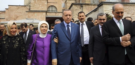 Turecký prezident Recep Tayyip Erdogan (uprostřed) s manželkou.