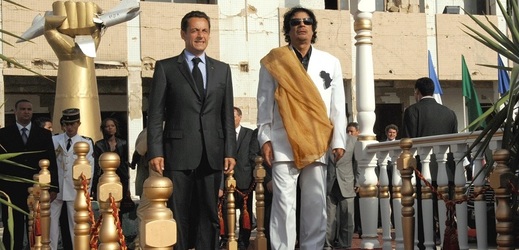Bývalý francouzský prezident Nicolas Sarkozy na schůzce s Muammarem Kaddáfím.