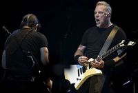 Americká trash metalová skupina Metallica.  Na snímku jsou baskytarista Robert Trujillo (vlevo) a zpěvák a kytarista James Hetfield.