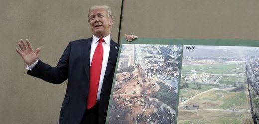 Americký prezident Donald Trump s plánem zdi.