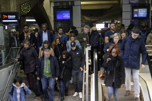 Francie je druhý den bez vlaků, premiér ve sněmovně hájil reformu