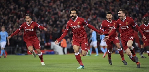 Liverpool slaví gól Salaha.