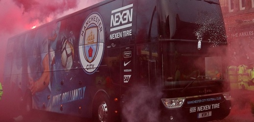 Příznivci Liverpoolu napadli přijíždějící autobus Manchesteru City. Na vůz vhazovali lahve i pyrotechniku.