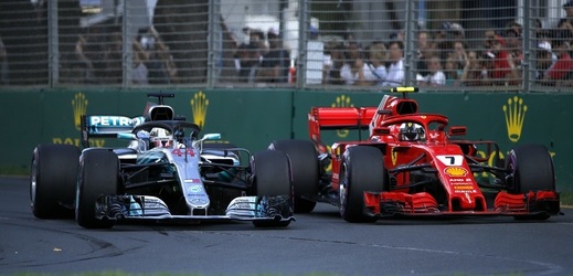 Úřadující šampion Lewis Hamilton varuje před sílou konkurentů z Ferrari.