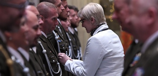 Členové armády přebírají ocenění od ministryně obrany Karly Šlechtové (ANO).