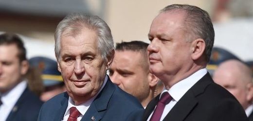 Zleva český prezident Miloš Zeman a slovenský prezident Andrej Kiska.