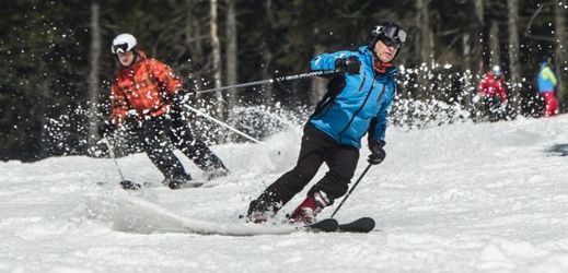 Některé české skiareály jsou stále v provozu.