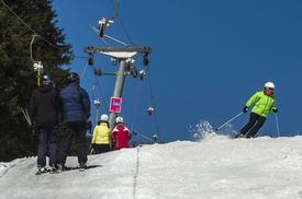 Většina lyžařských středisek v Česku již ukončila provoz.
