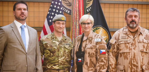 Ministryně obrany Šlechtová v Iráku navštívila české vojáky.