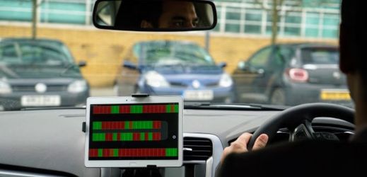 Technologie ukáže řidiči volná místa k zaparkování.