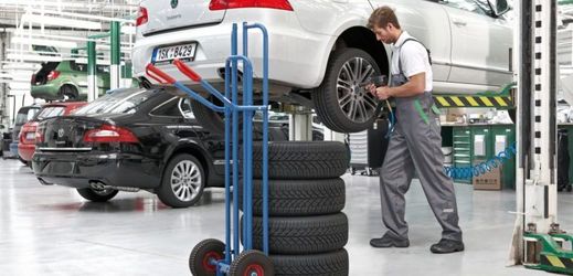 Motoristé začali ve větší míře přezouvat pneumatiky (ilustrační foto).