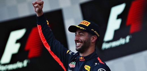 Daniel Ricciardo z Red Bullu vyhrál ve třicetistupňovém vedru první trénink v Bahrajnu.