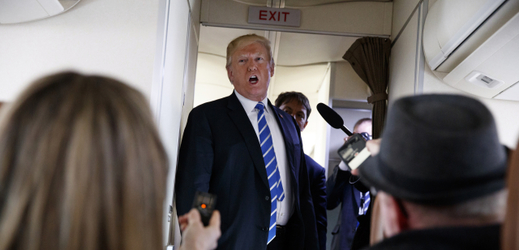 Trump mluví s novináři na palubě letadla Air Force One. 