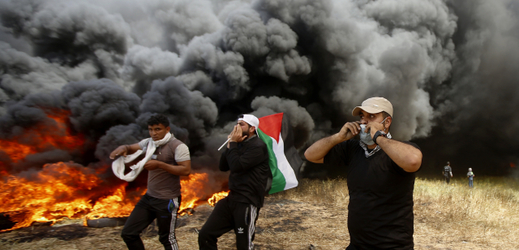 Palestinci při nepokojích u Pásma Gazy. 