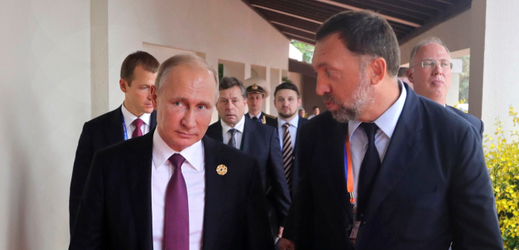 Prezident Ruska Vladimír Putin (vlevo) a podnikatel na sankčním seznamu USA Oleg Děripaska (vpravo).