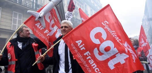 Pracovníci Air France protestují proti nízkým mzdám.
