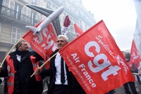 Pracovníci Air France protestují proti nízkým mzdám.