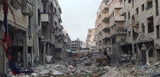 Zničené ulice v syrském městě Harasta východně od Damašku.