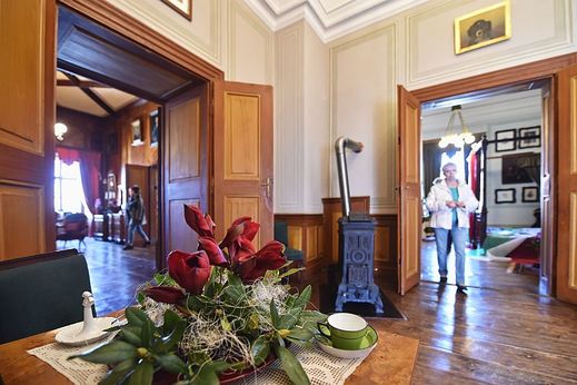 Interiéry státního zámku v Třeboni zdobí od 7. dubna 2018 aranže na téma Amarylis, květinová dáma ve společnosti schwarzenberské diplomacie.