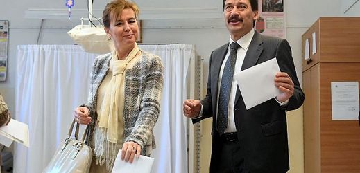 Maďarský prezident János Áder se svou manželkou ve volební místnosti.