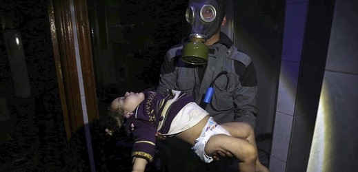 Záchranář nese dítě zasažené bojovým plynem v Dúmě okupované povstalci.