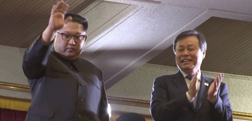Kim Čong-un (vlevo).
