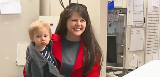 Američanka Amanda Lannersová darovala dětské nemocnici přes 50 litrů svého mateřského mléka.