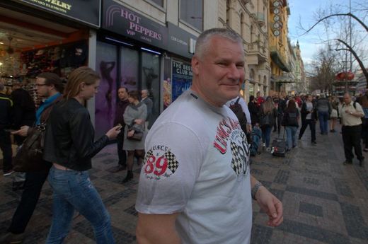 Dvojnásobný vrah Jiří Kajínek při protestu na Václavském náměstí.