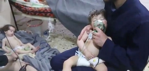 Syrští záchranáři snížili počet obětí sobotního útoku v Dúmá.