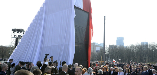 Pomník obětem letecké katastrofy u ruského Smolenska.