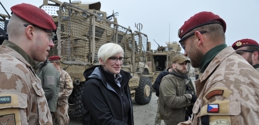 Ministryně obrany Karla Šlechtová a čeští vojáci v Afghánistánu. 