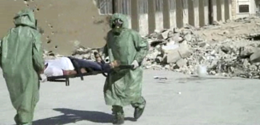 Syřané v ochranných oblecích a plynových maskách vedou cvičení, jak zacházet s oběťmi útoku chemických zbraní, 2013. 