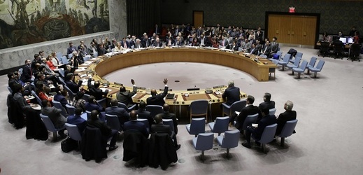 Bezpečnostní rada OSN hlasuje ve věci chemických zbraní na území Sýrie.